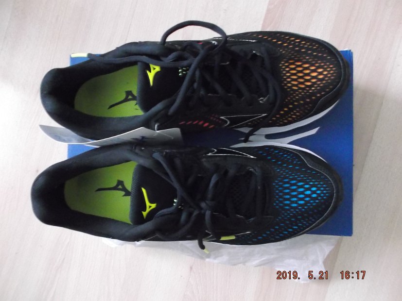 mizuno running<br>
Wave Rider 22<br>
8.5